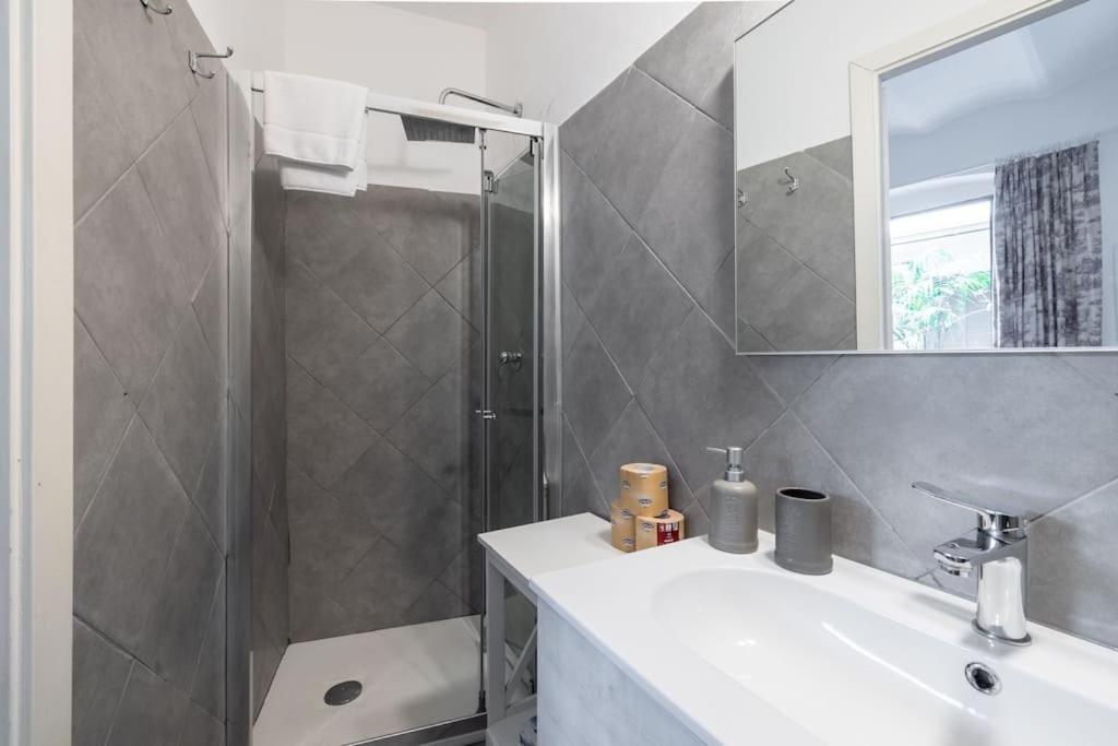 Colosseum Charming Apartment โรม ภายนอก รูปภาพ